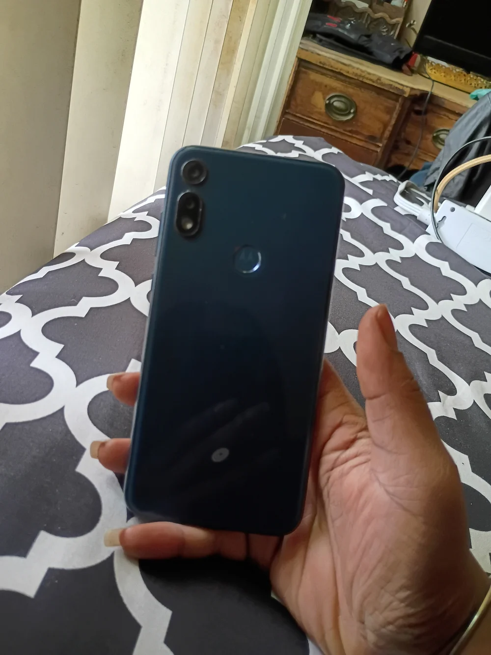Motorola Moto E Blue Smartphone - Sleek Dual-Camera Design